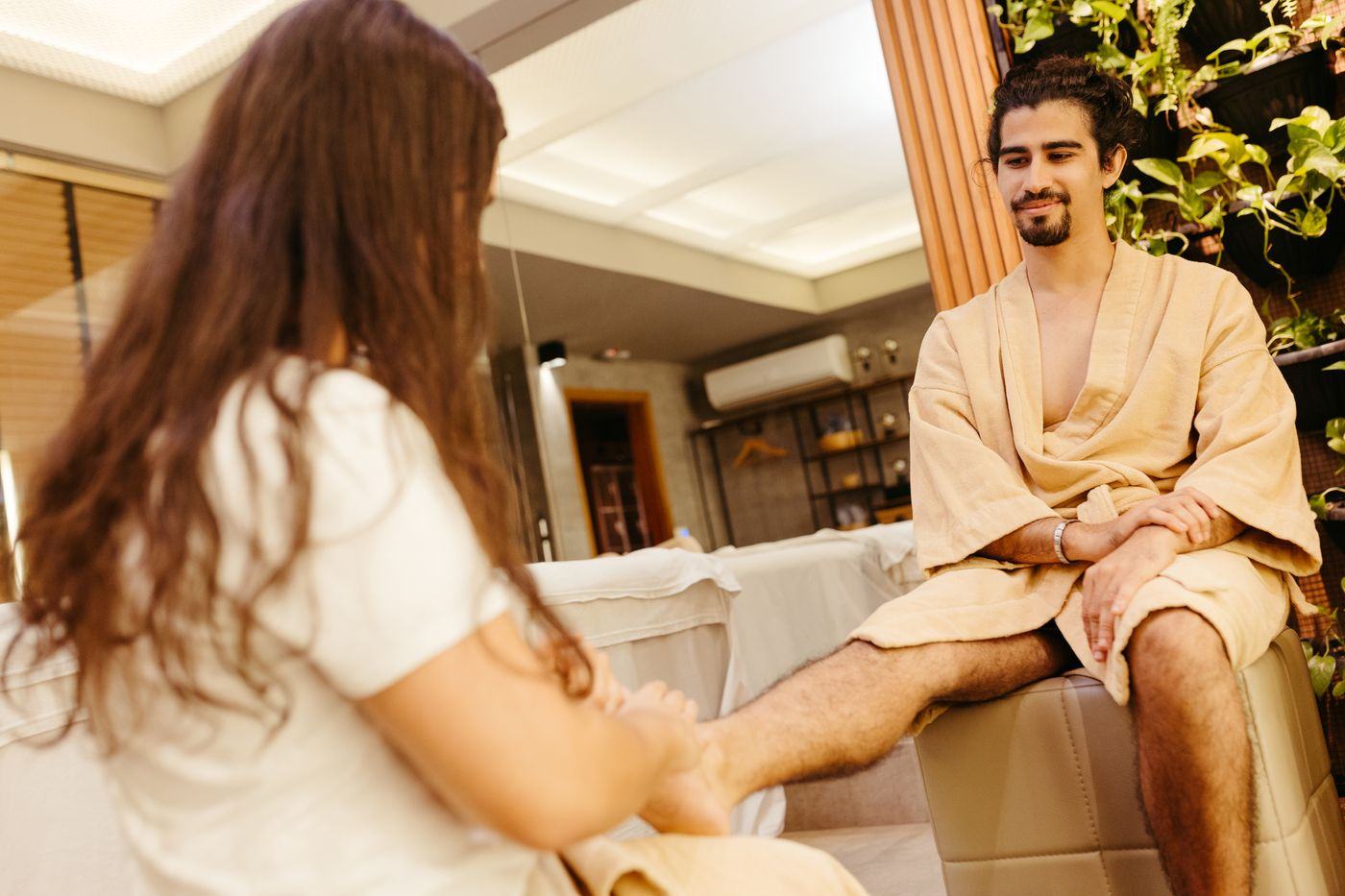 Un homme reçoit un soin des pieds